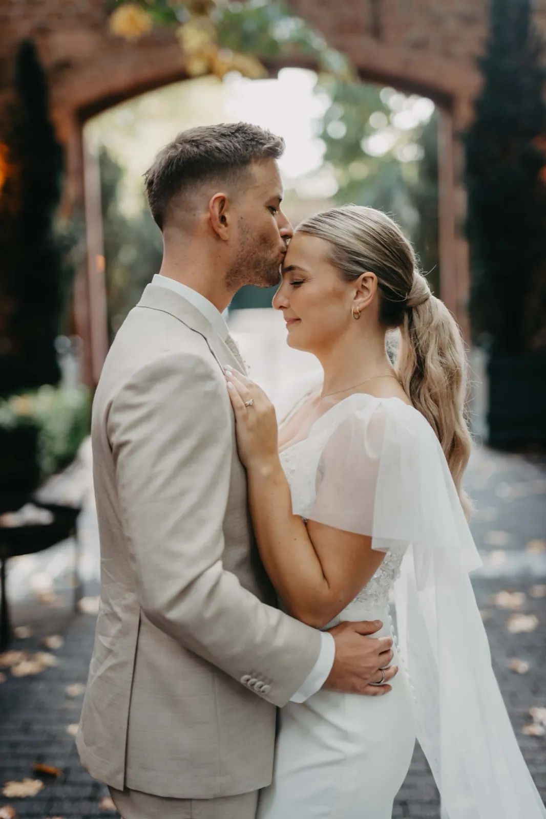 Elopement - Brautpaar allein in der Natur